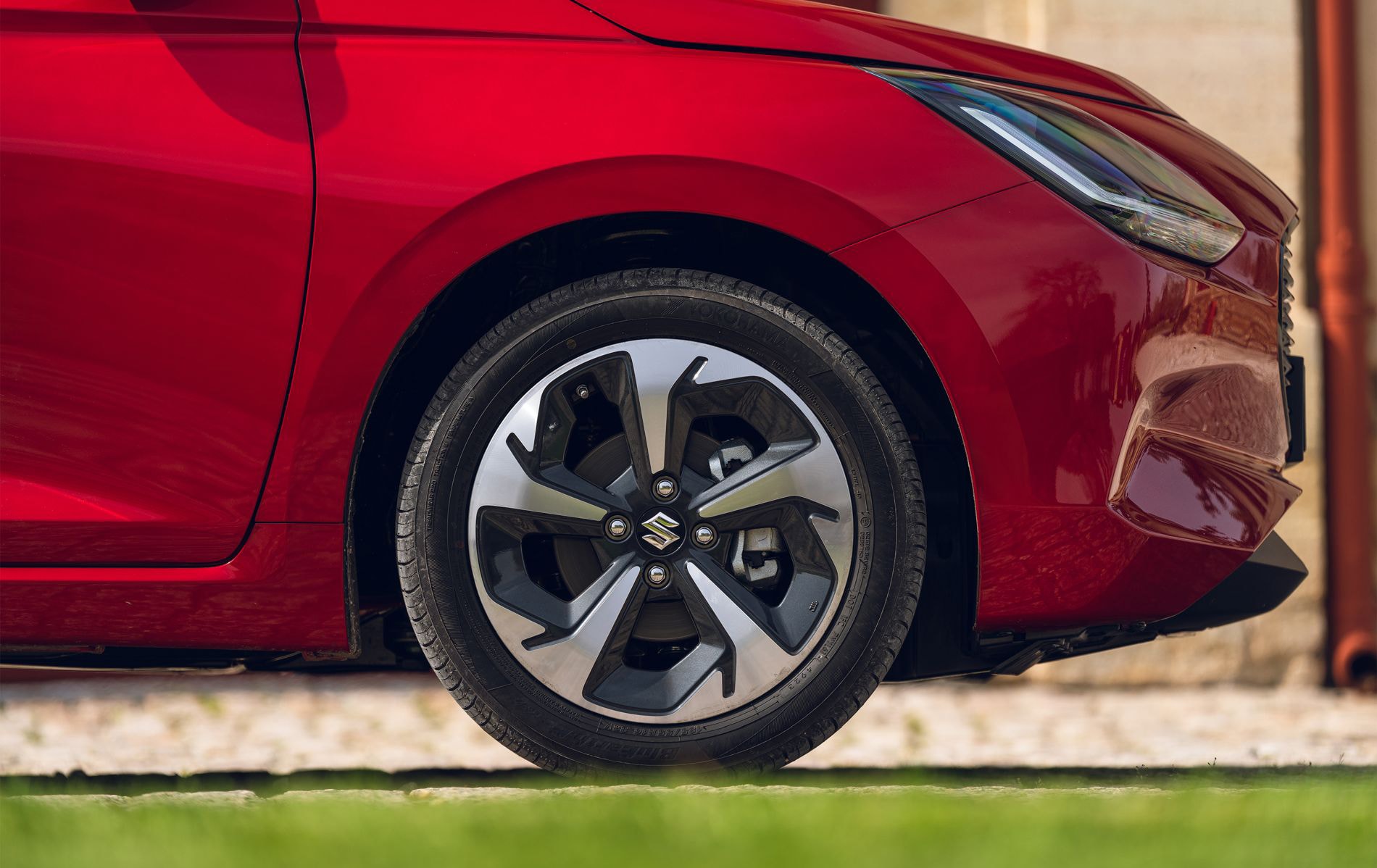 Suzuki Swift rojo en movimiento, mostrando su agilidad y diseño.