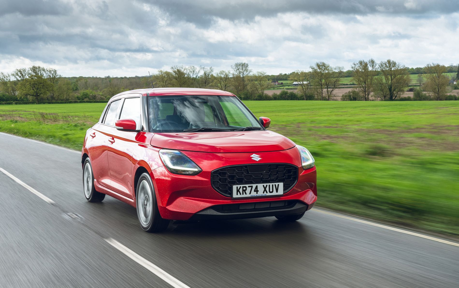 Detalle de los faros del Suzuki Swift rojo, que realzan su carácter.