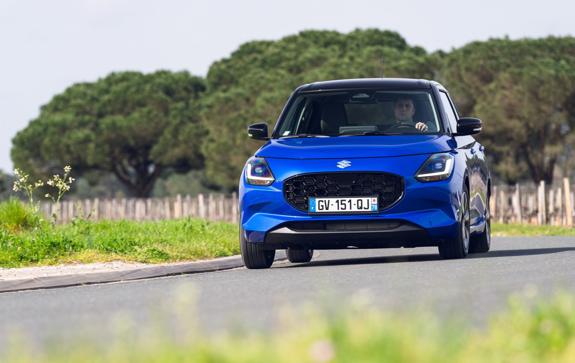 Interior del maletero del Suzuki Swift rojo, mostrando su capacidad de carga.