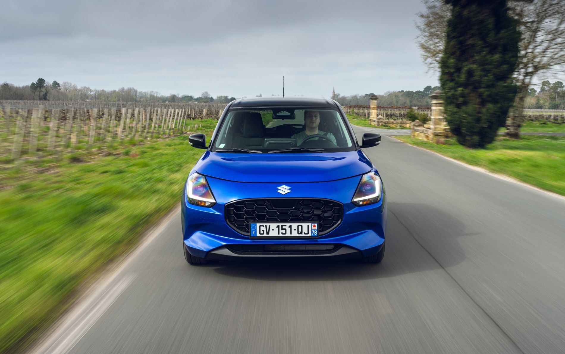 Vista trasera del Suzuki Swift rojo, destacando su diseño elegante.