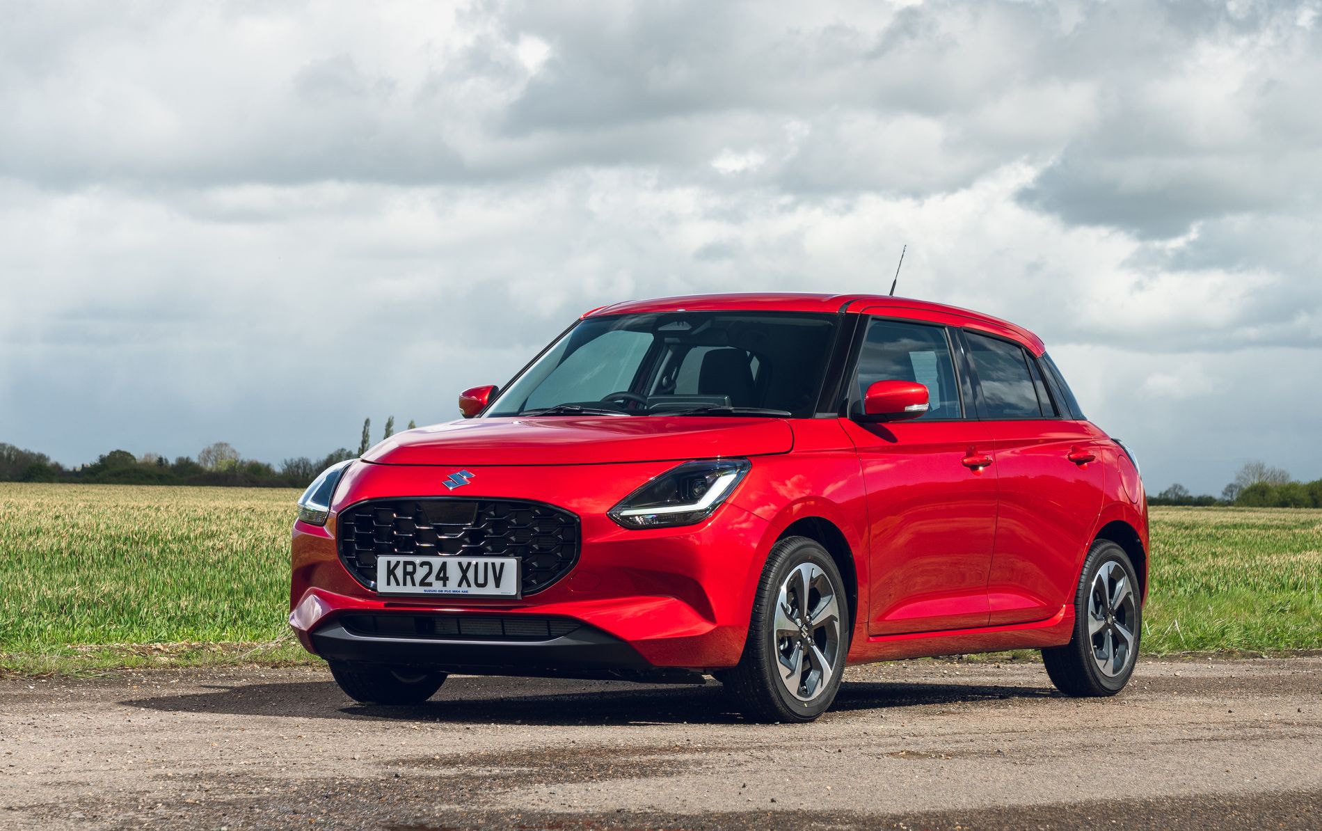 Vista trasera del Suzuki Swift que resalta su estilo compacto y deportivo.