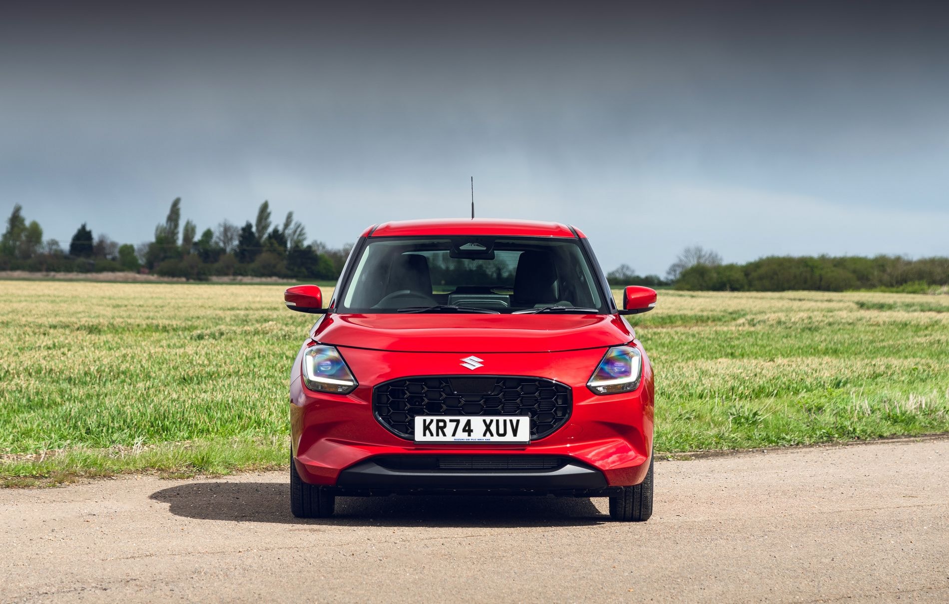 Vista trasera del Suzuki Swift, que muestra su estilo compacto y deportivo.