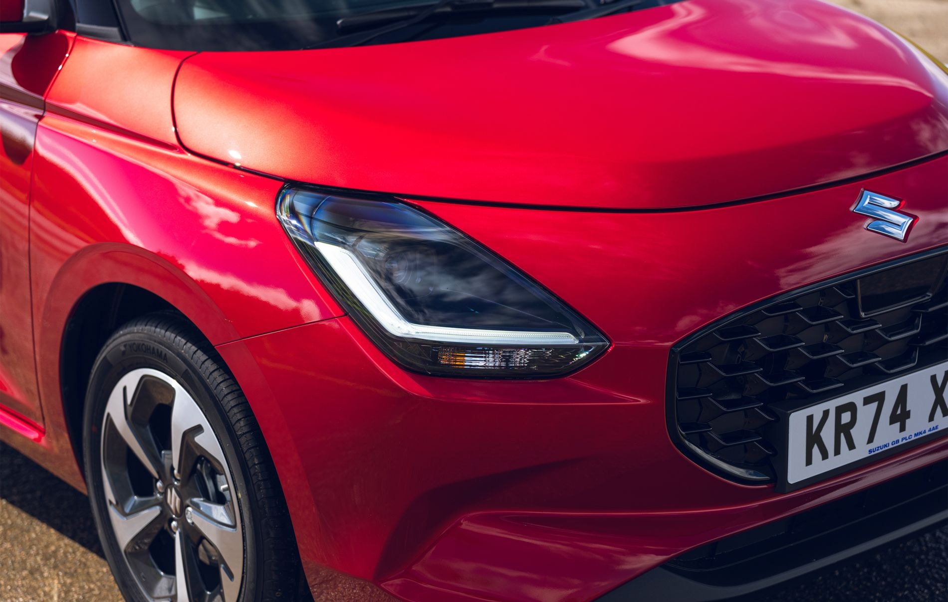 Enfoque en la parte trasera del Suzuki Swift, mostrando su diseño distintivo.