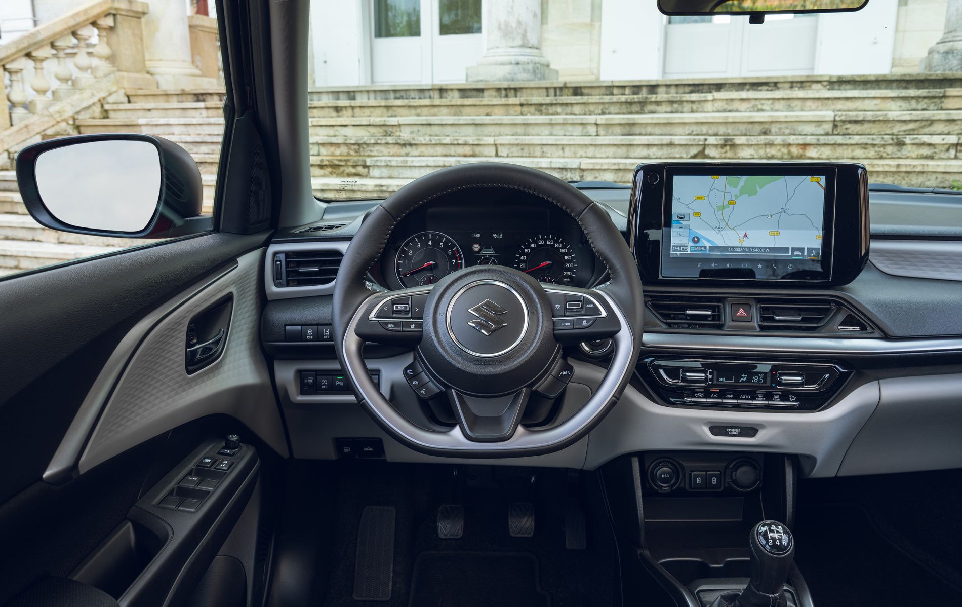 Vista trasera del Suzuki Swift en un entorno encantador.