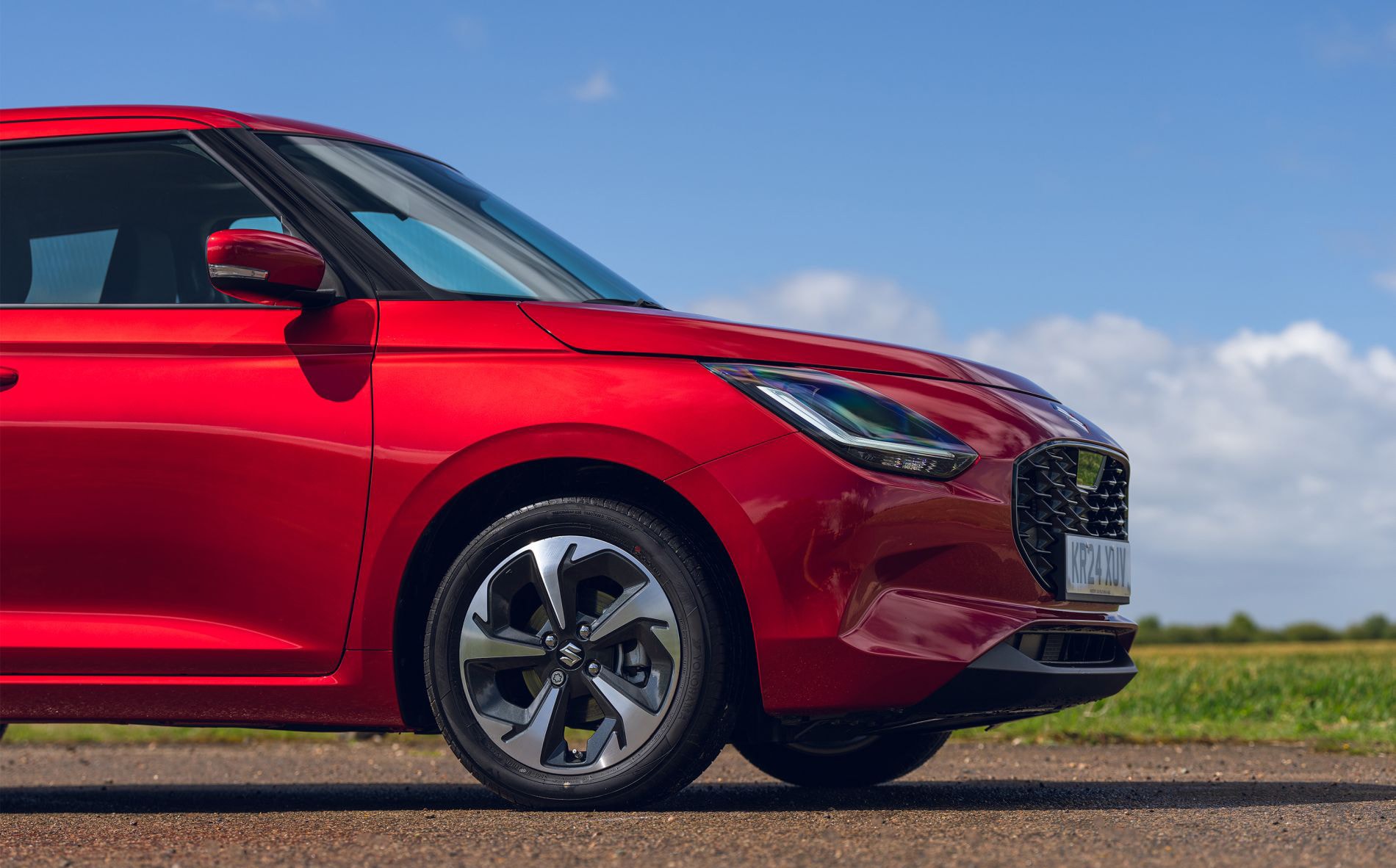 Vista trasera del Suzuki Swift, resaltando sus elegantes luces.