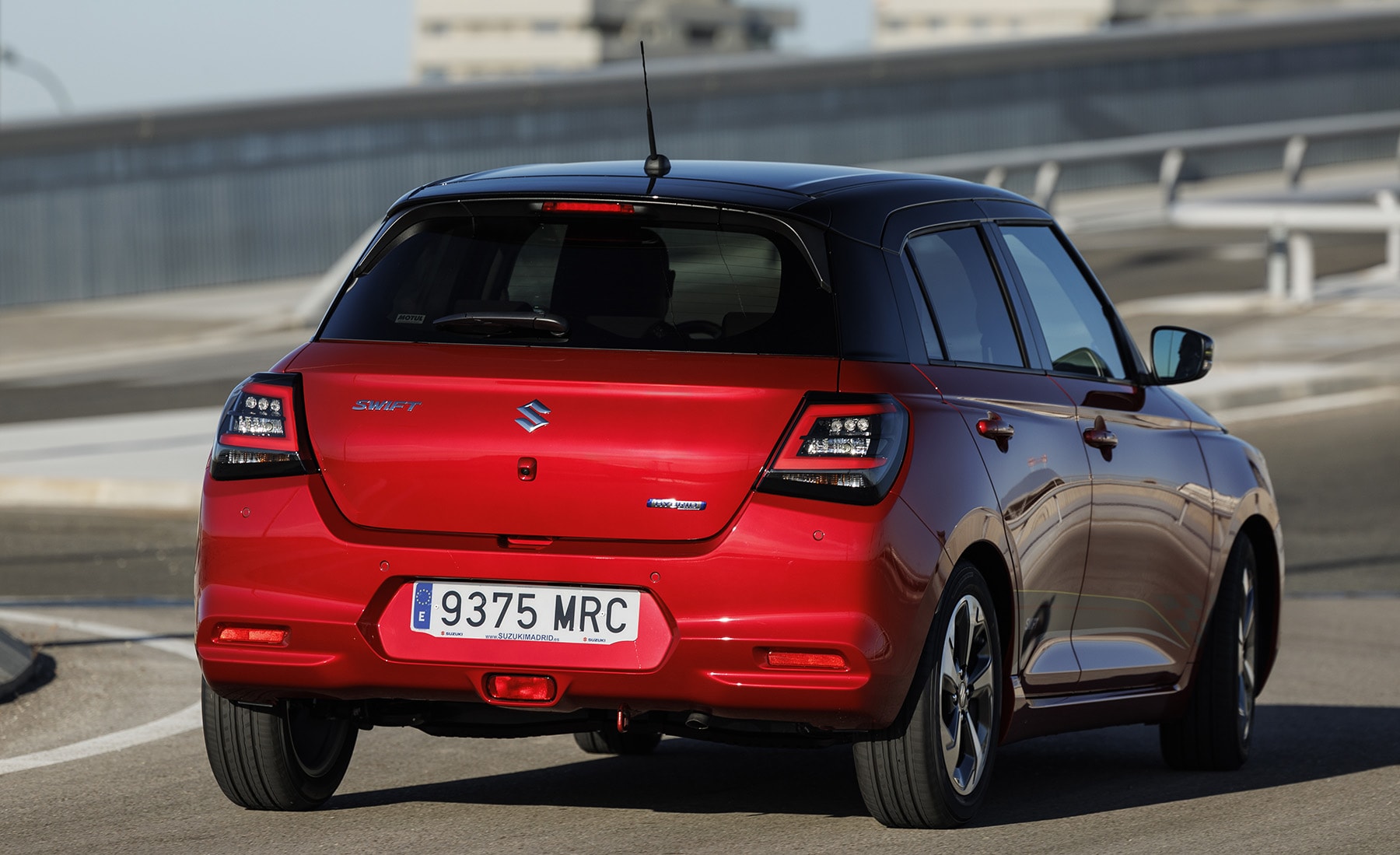 Perspectiva trasera del Suzuki Swift, mostrando faros y diseño del escape