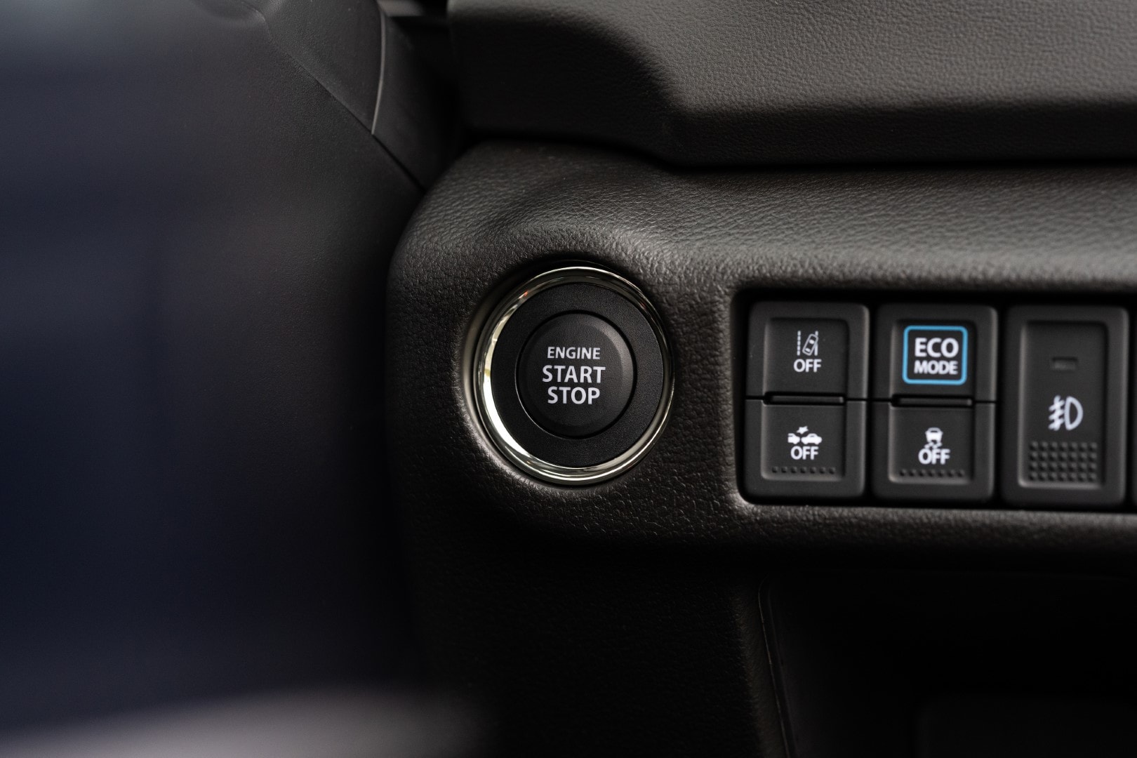 Botón de arranque y controles de conducción ECO del Suzuki S-Cross híbrido, enfoque en ergonomía