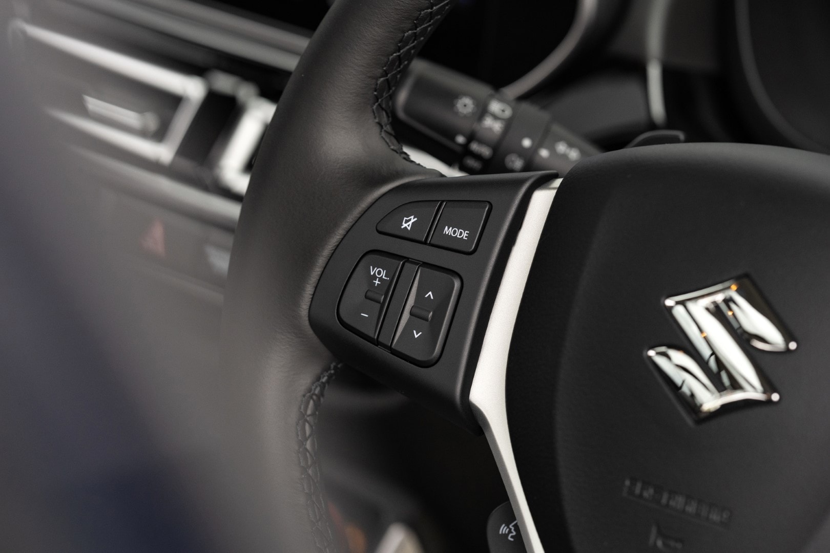 Vista cercana de los controles en el volante del Suzuki S-Cross híbrido.