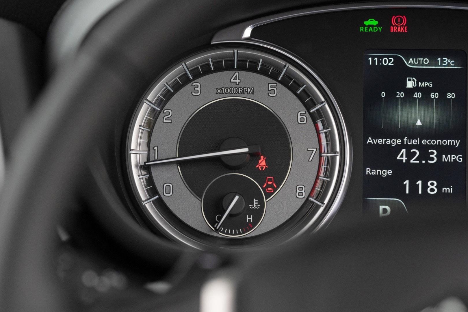 Cuadro de instrumentos del Suzuki S-Cross híbrido, con información de consumo y autonomía