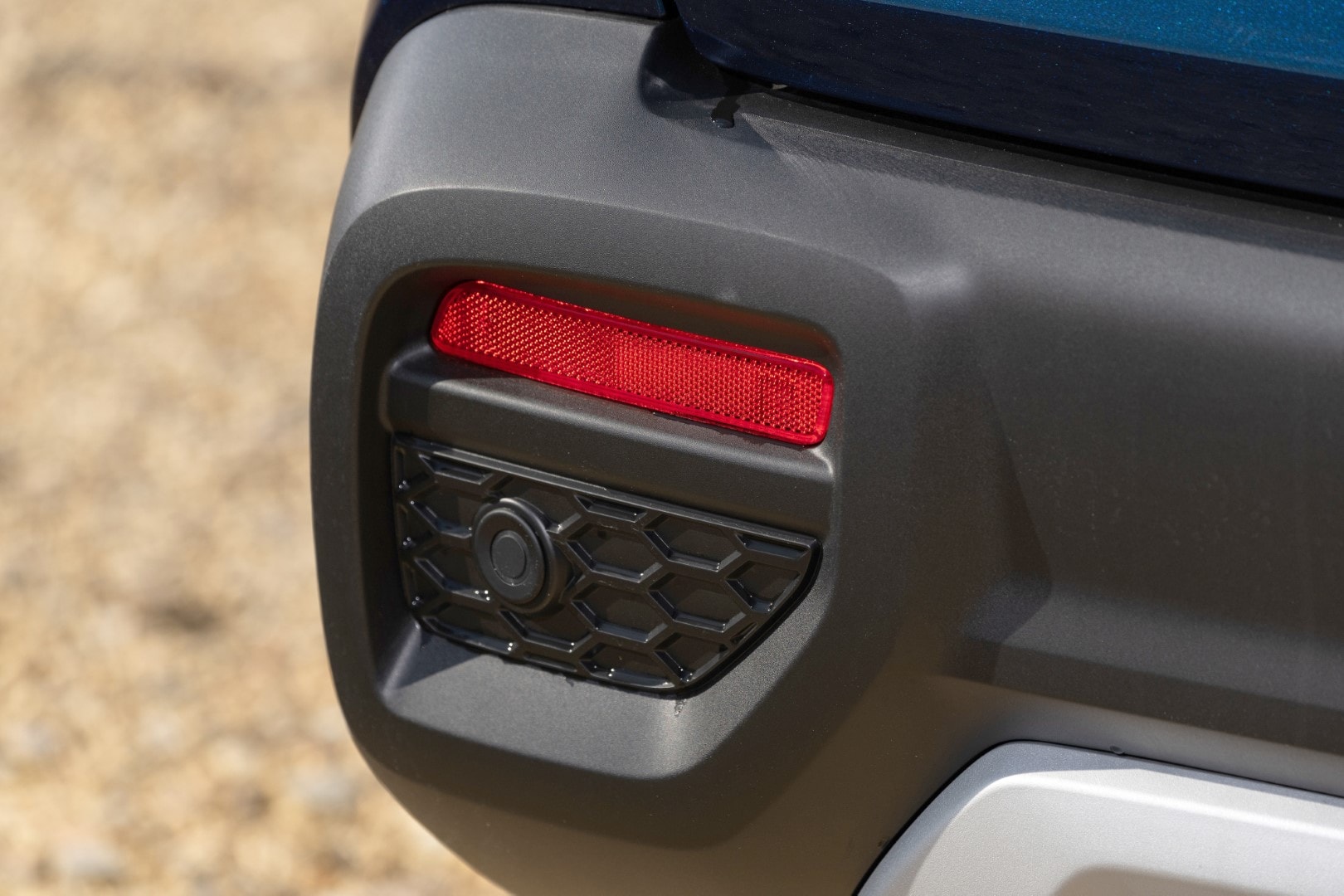 Primer plano del sensor de estacionamiento trasero del S-Cross híbrido.