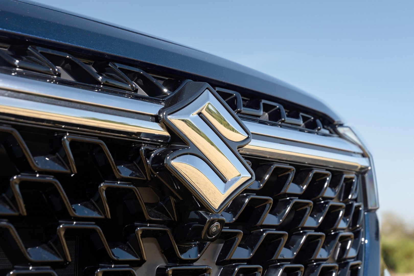 Imagen detallada del emblema de Suzuki en la parrilla delantera.