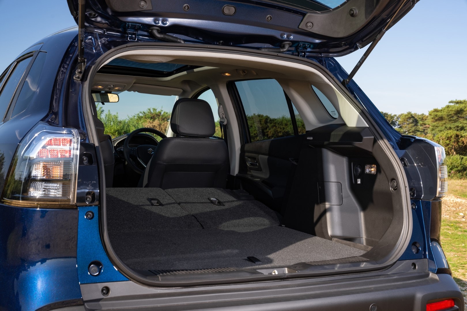 Amplio maletero del Suzuki S-Cross híbrido, con asientos abatidos para espacio extra