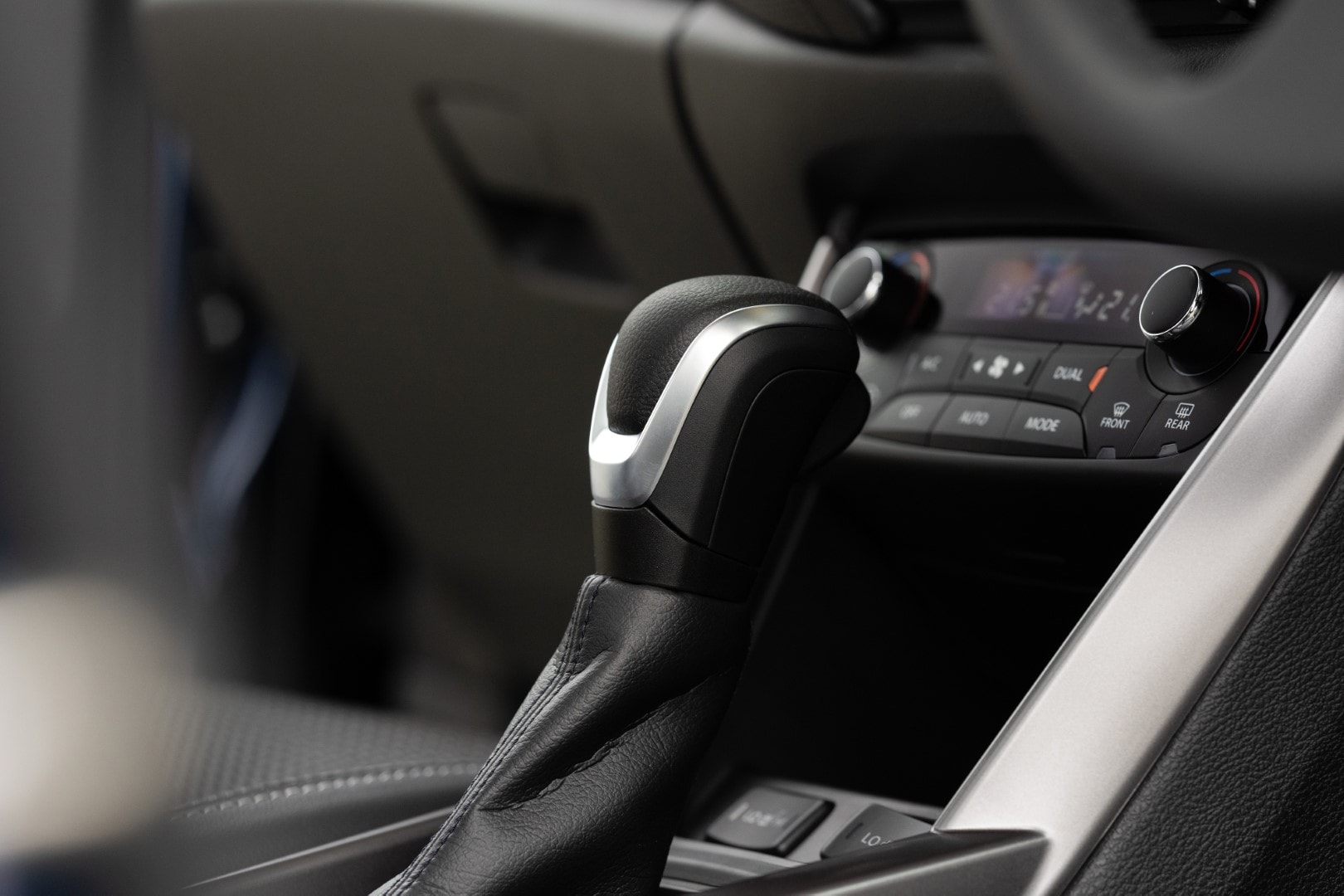 Palanca de cambios del Suzuki S-Cross híbrido, diseño ergonómico con inserciones metálicas