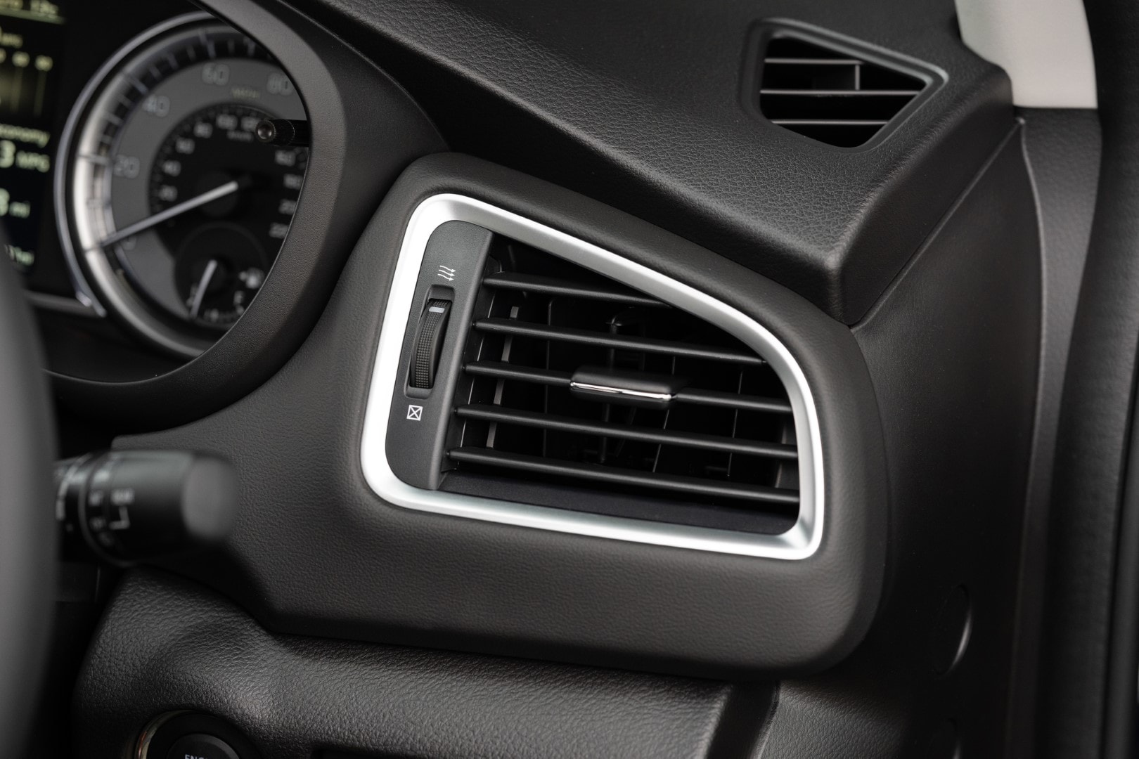Rejilla de ventilación del Suzuki S-Cross híbrido, con diseño moderno y acabados refinados