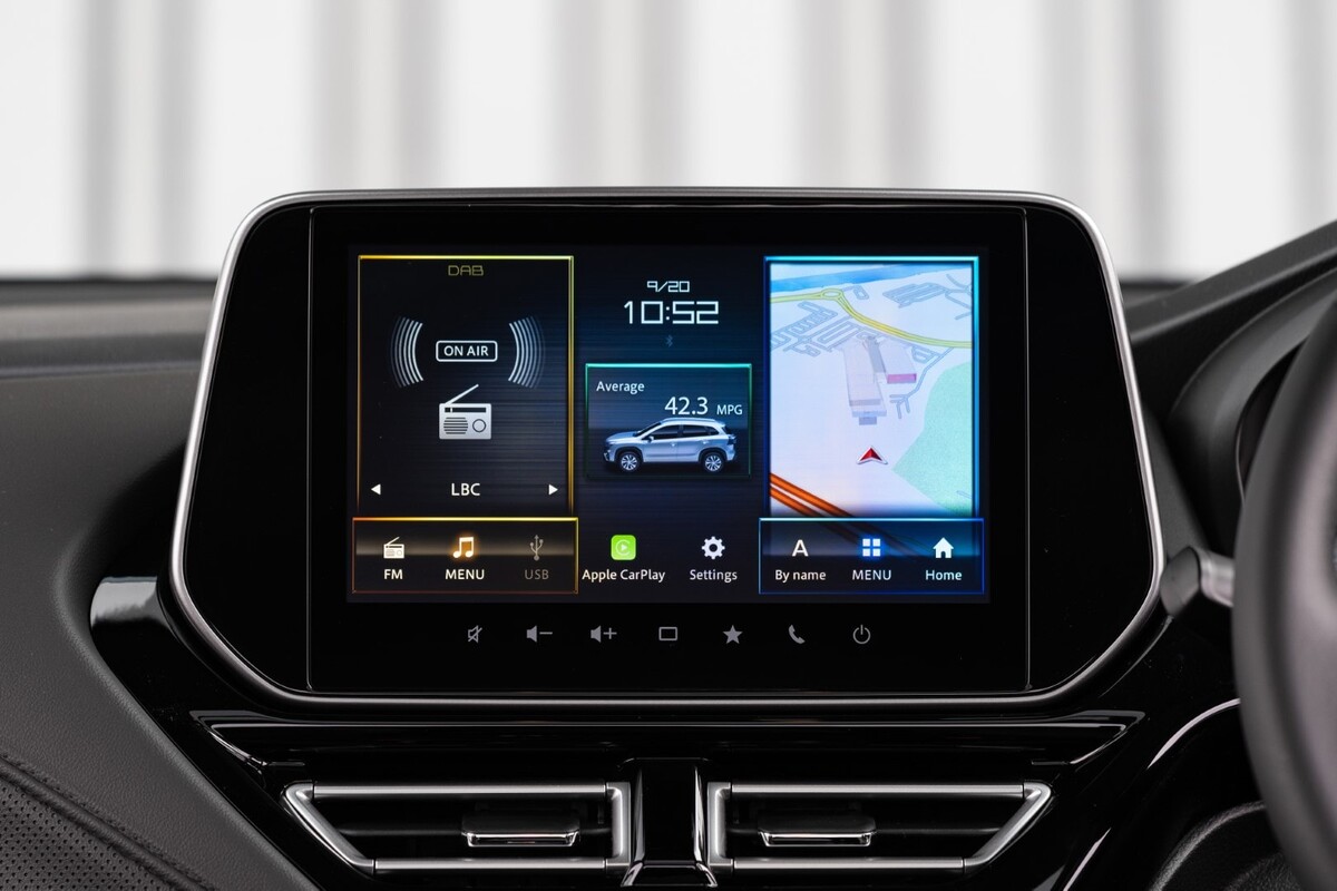 Pantalla táctil del sistema de infotainment del Suzuki S-Cross híbrido. Pantalla táctil del sistema de infotainment del Suzuki S-Cross híbrido.