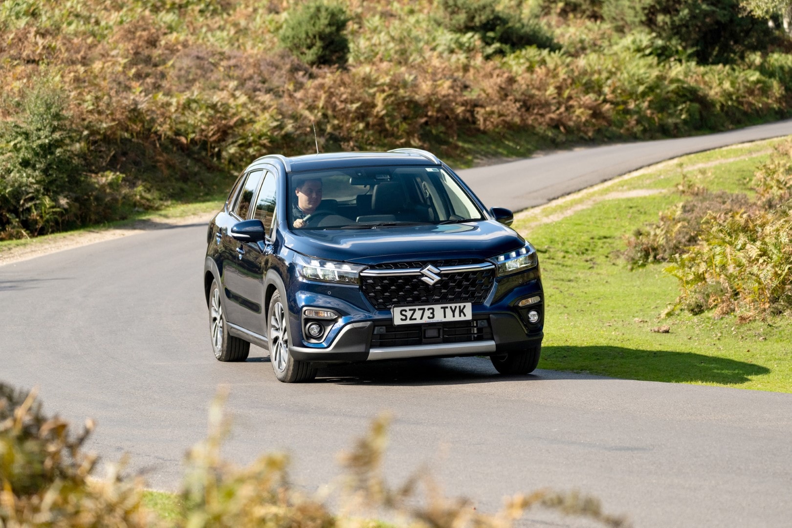 Vista dinámica del Suzuki S-Cross híbrido en carretera.