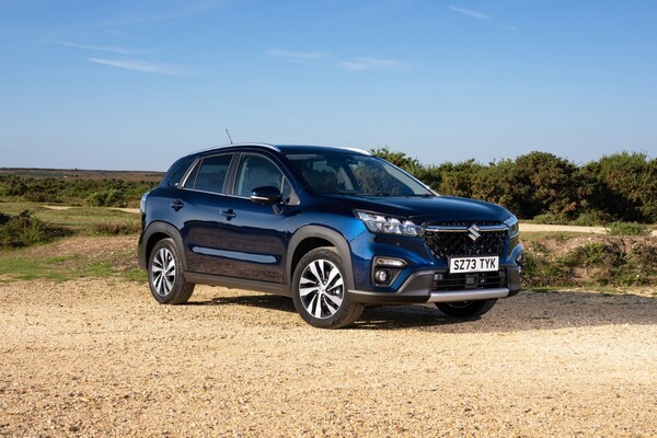 Vista lateral del nuevo Suzuki S-Cross híbrido mostrando su diseño actual. Vista lateral del nuevo Suzuki S-Cross híbrido mostrando su diseño actual.