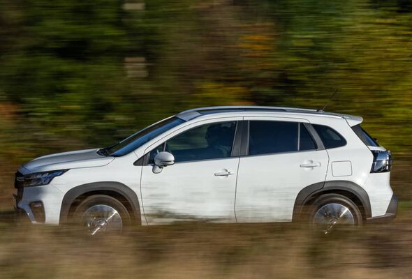 Perfil lateral del Suzuki S-Cross híbrido capturado a alta velocidad. Perfil lateral del Suzuki S-Cross híbrido capturado a alta velocidad.