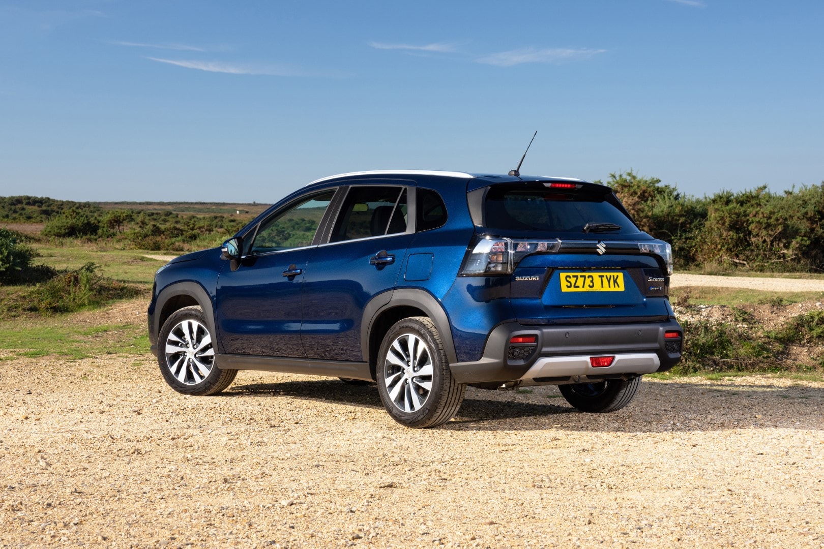 Perspectiva trasera lateral que muestra la proporción del Suzuki S-Cross híbrido.