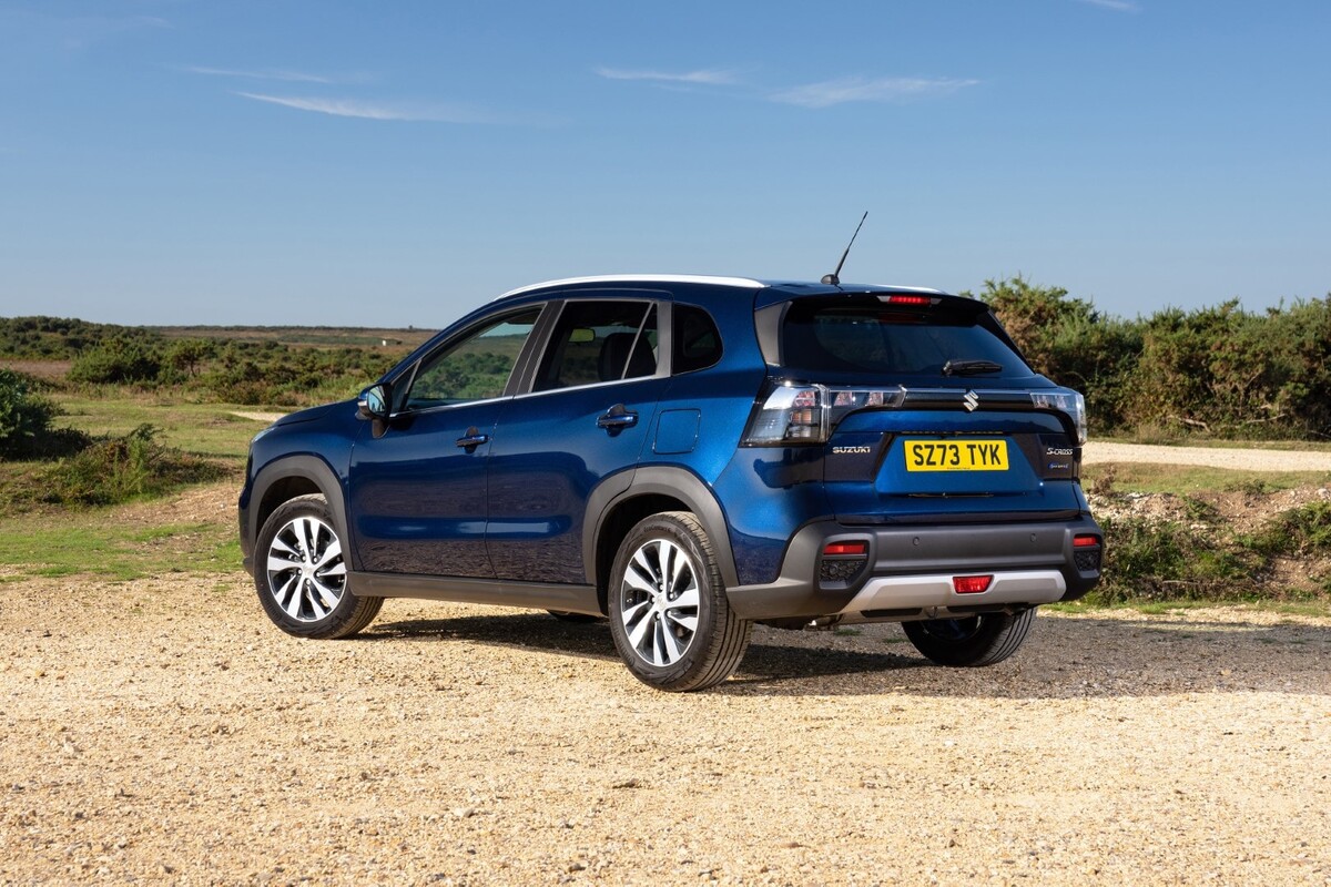 Perspectiva trasera lateral que muestra la proporción del Suzuki S-Cross híbrido. Perspectiva trasera lateral que muestra la proporción del Suzuki S-Cross híbrido.