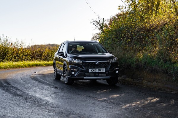 Vista angular del Suzuki S-Cross híbrido en carretera. Vista angular del Suzuki S-Cross híbrido en carretera.