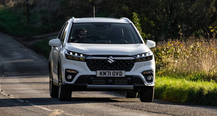 Vista frontal del Suzuki S-Cross híbrido en movimiento. Vista frontal del Suzuki S-Cross híbrido en movimiento.