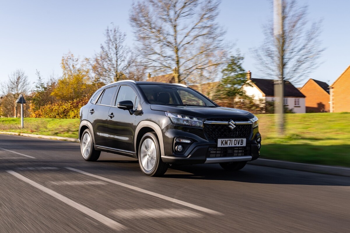 S-Cross híbrido en acción, lateral y parte delantera visibles. S-Cross híbrido en acción, lateral y parte delantera visibles.
