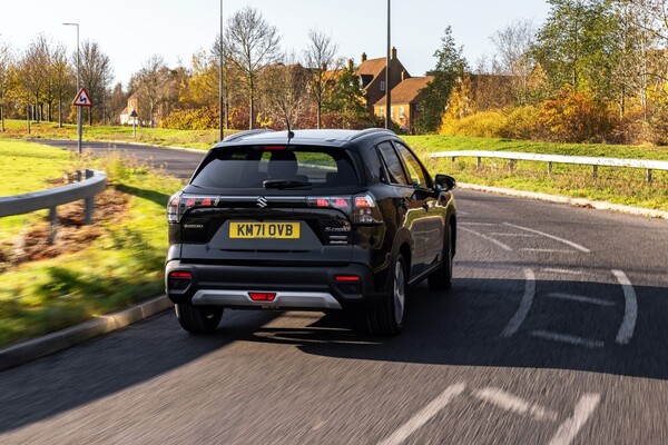 S-Cross híbrido capturado en movimiento desde una perspectiva trasera-lateral. S-Cross híbrido capturado en movimiento desde una perspectiva trasera-lateral.