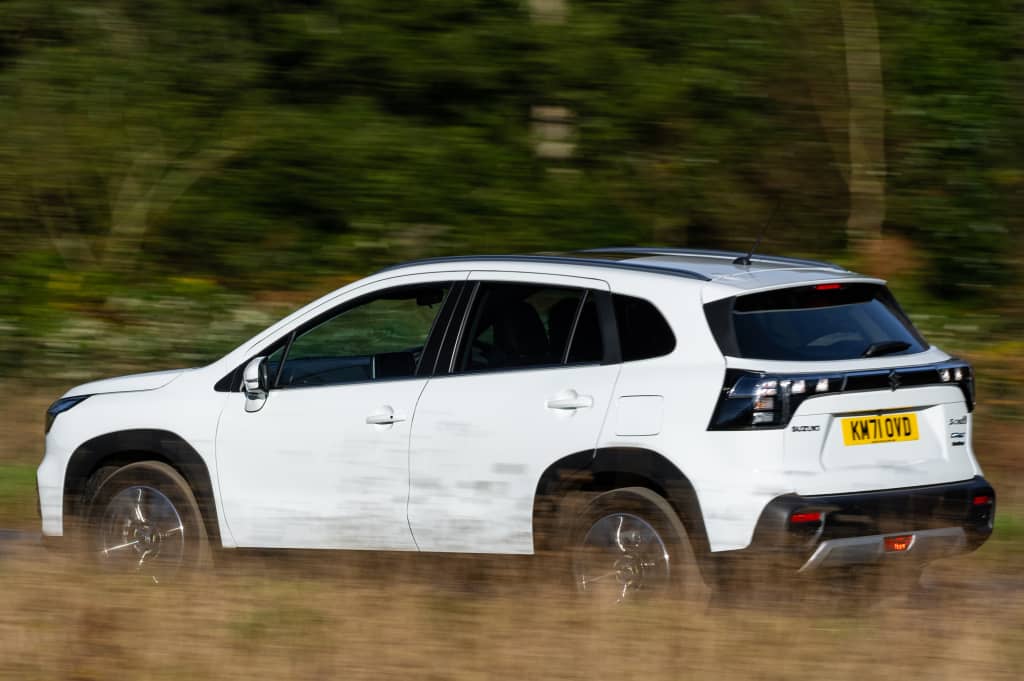 Imagen dinámica de la parte trasera y lateral del S-Cross.