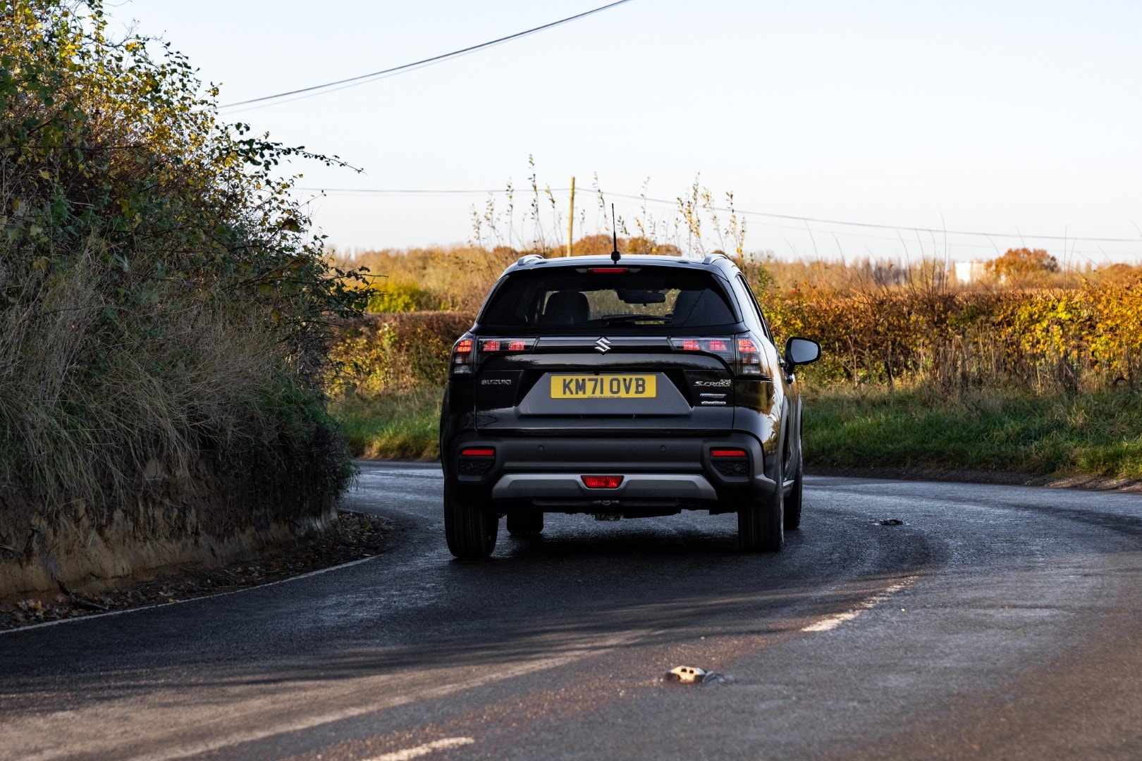 Imagen trasera del S-Cross híbrido mostrando su diseño y líneas.