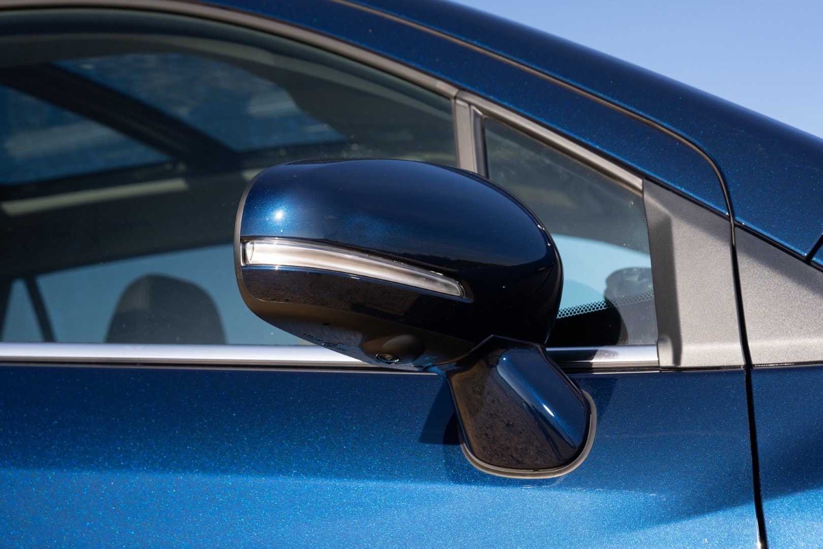 Imagen detallada del espejo retrovisor lateral del S-Cross, diseño moderno y elegante.