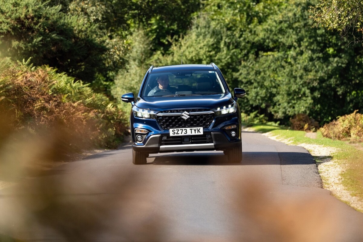 Acercamiento frontal del Suzuki S-Cross híbrido, destacando su robustez y presencia en carretera Acercamiento frontal del Suzuki S-Cross híbrido, destacando su robustez y presencia en carretera