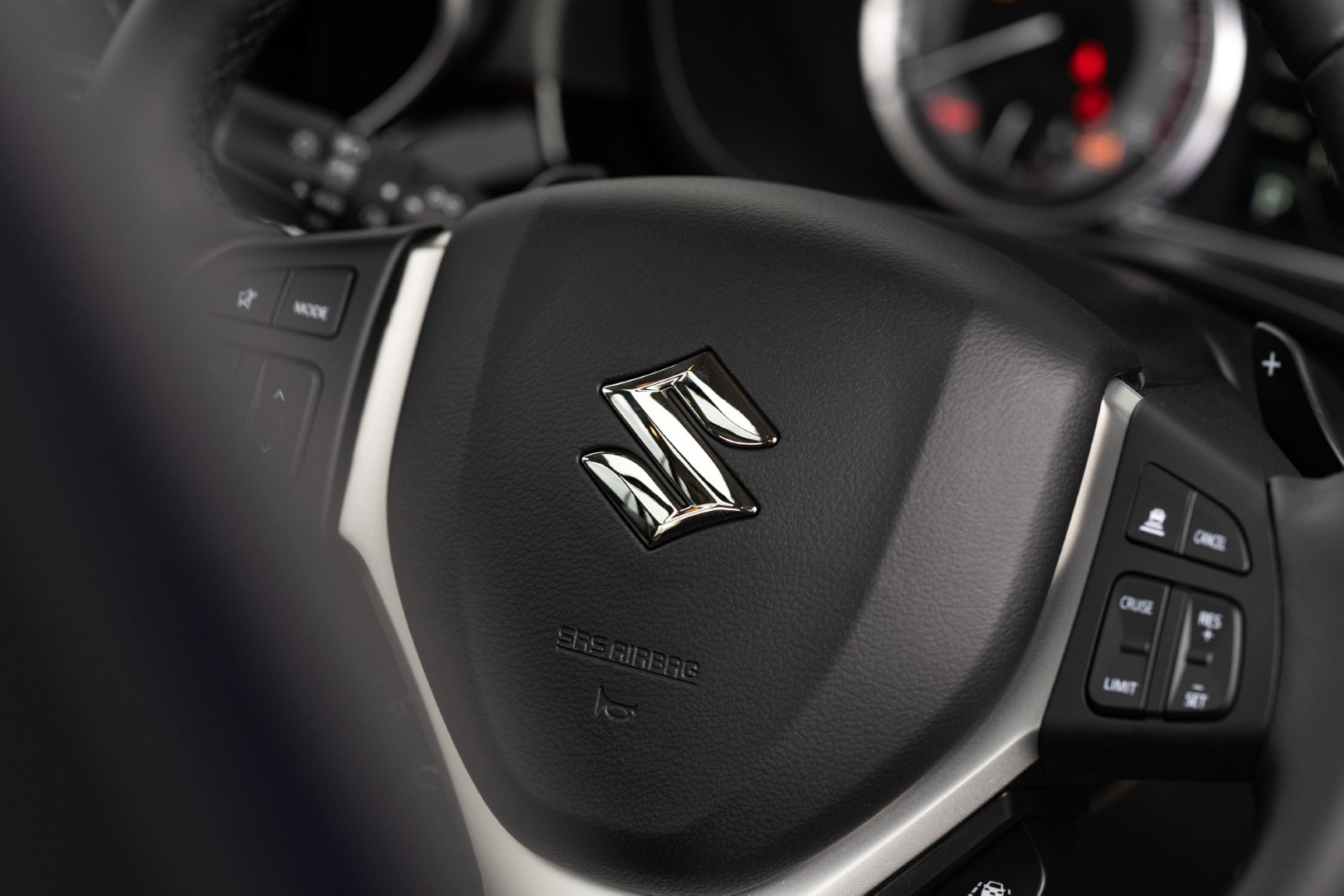 Detalle del volante con el emblemático logo de Suzuki en el centro.