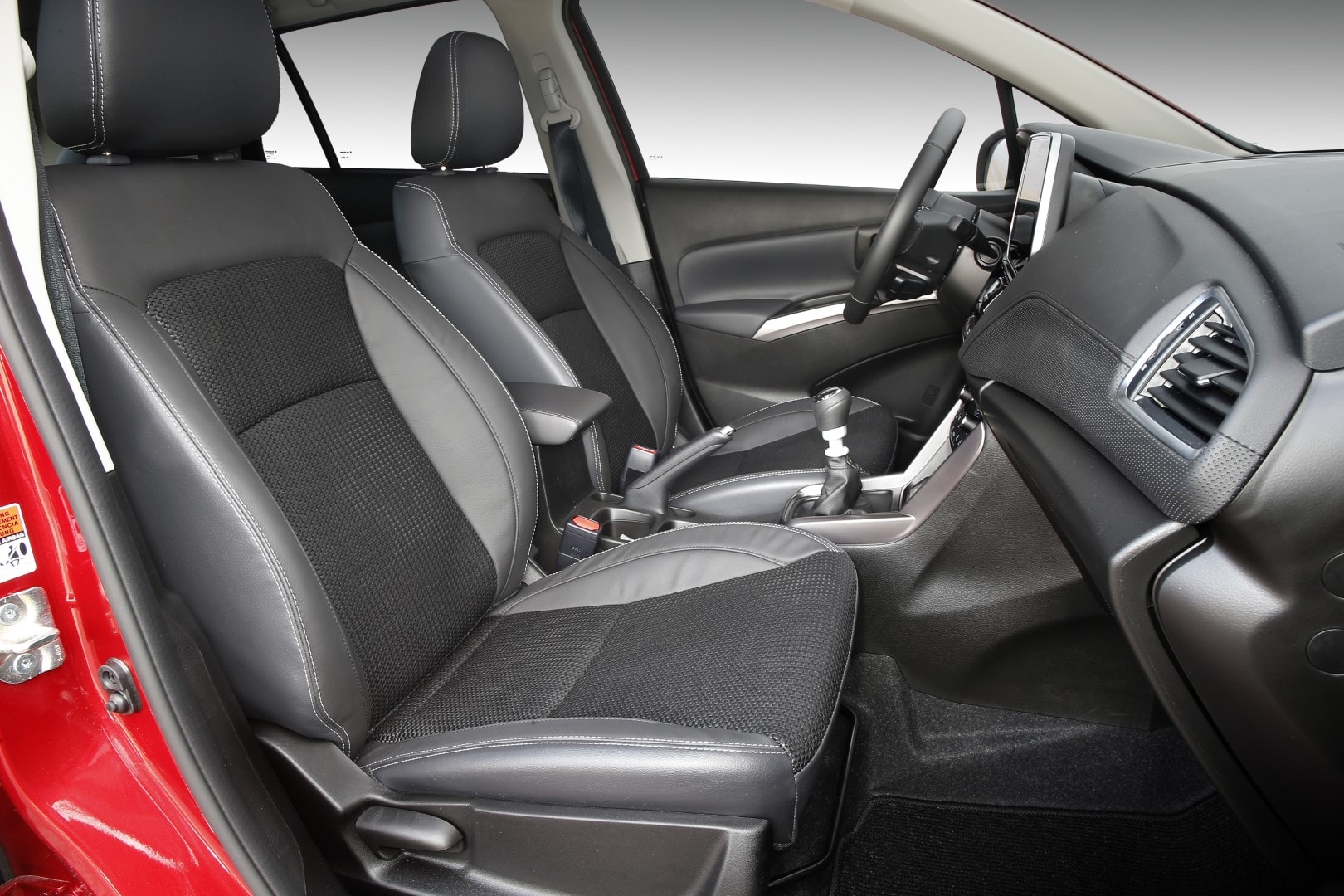 Asientos delanteros del S-Cross que resaltan el confort y diseño interior.