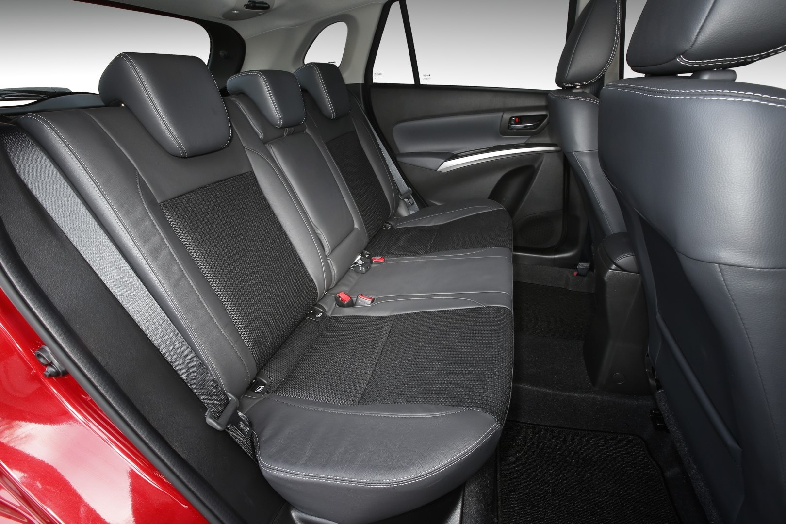 Asientos traseros del Suzuki S-Cross enfatizando el confort y espacio.