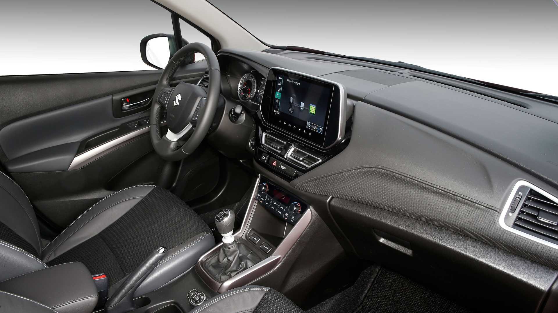 Cabina del Suzuki S-Cross que resalta elegancia y funcionalidad.