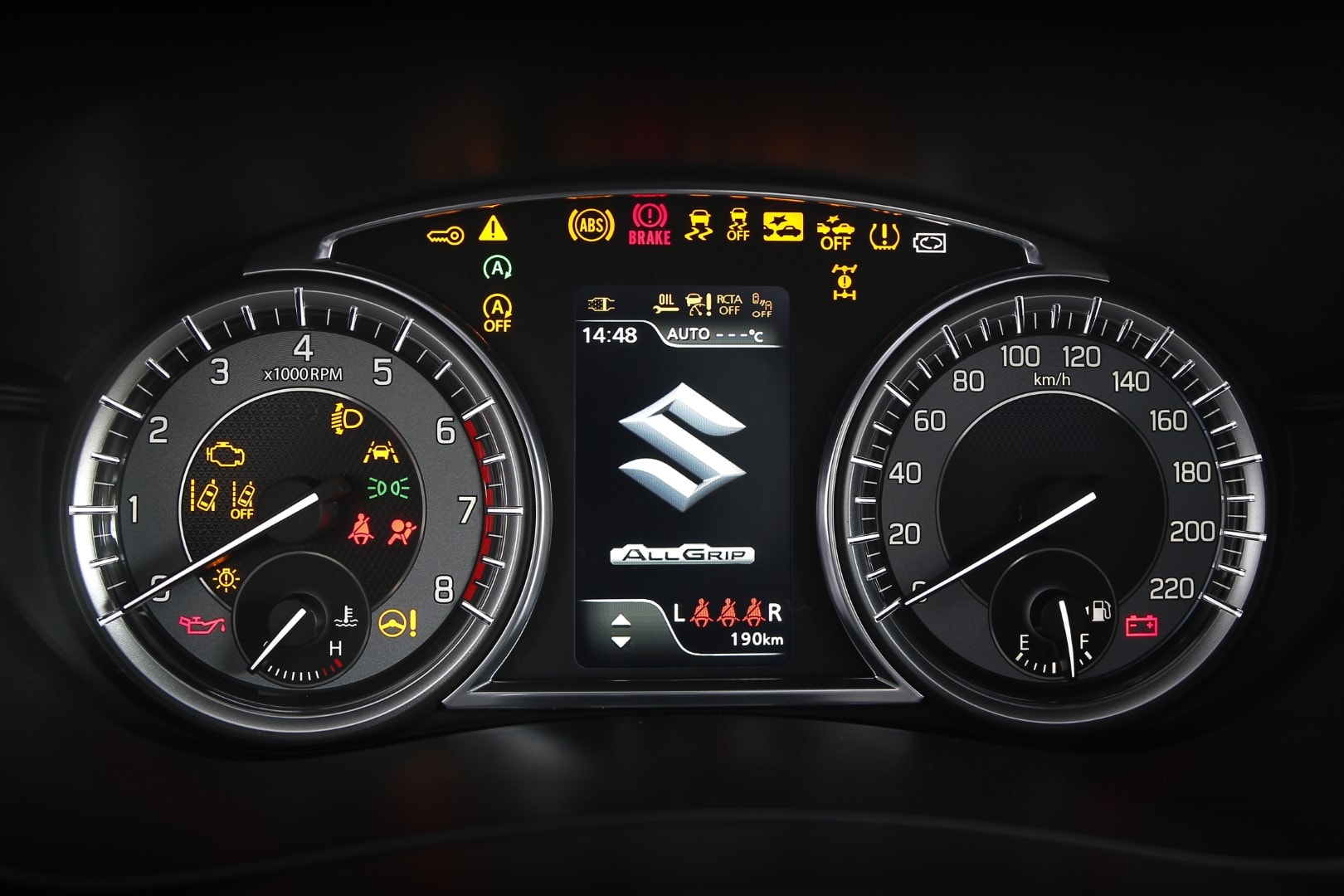 Cuadro de instrumentos del Suzuki S-Cross, muy legible y con diseño ergonómico.