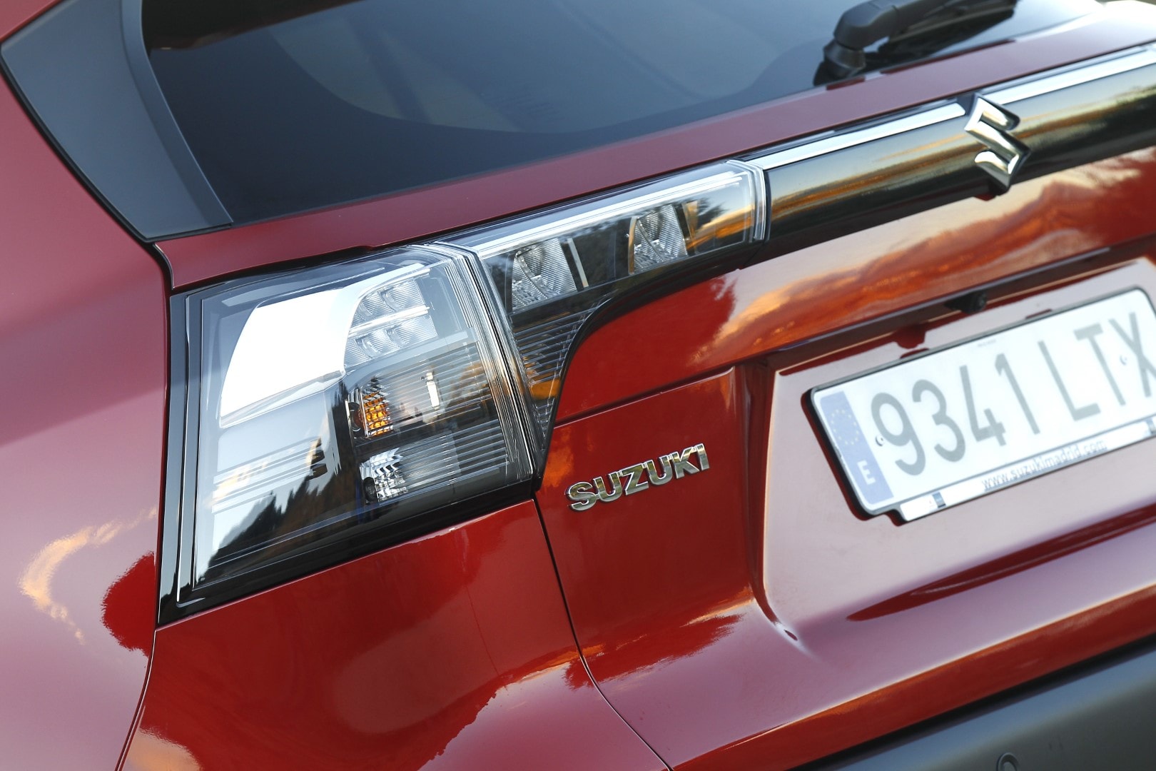 Primer plano del faro trasero del Suzuki S-Cross, mostrando la calidad y diseño.