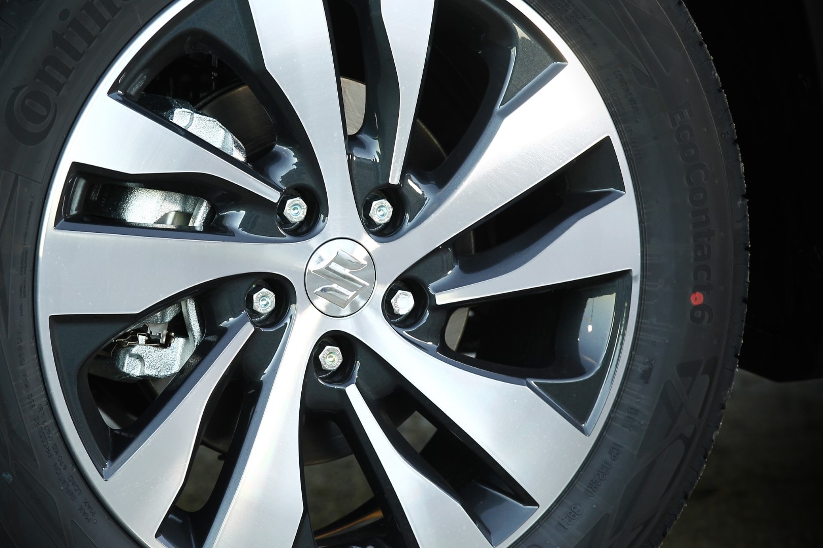 Rueda de aleación del Suzuki S-Cross con diseño deportivo.