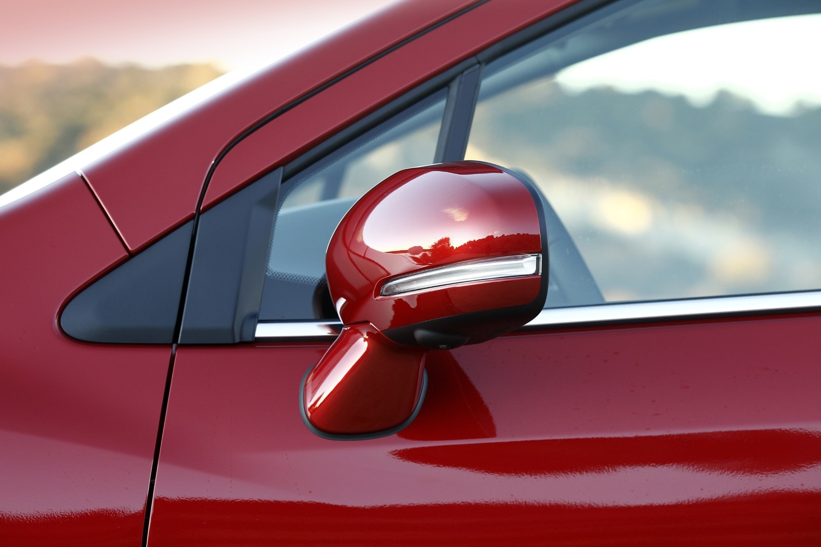 Detalle del espejo retrovisor del Suzuki S-Cross, con acabado color carrocería.