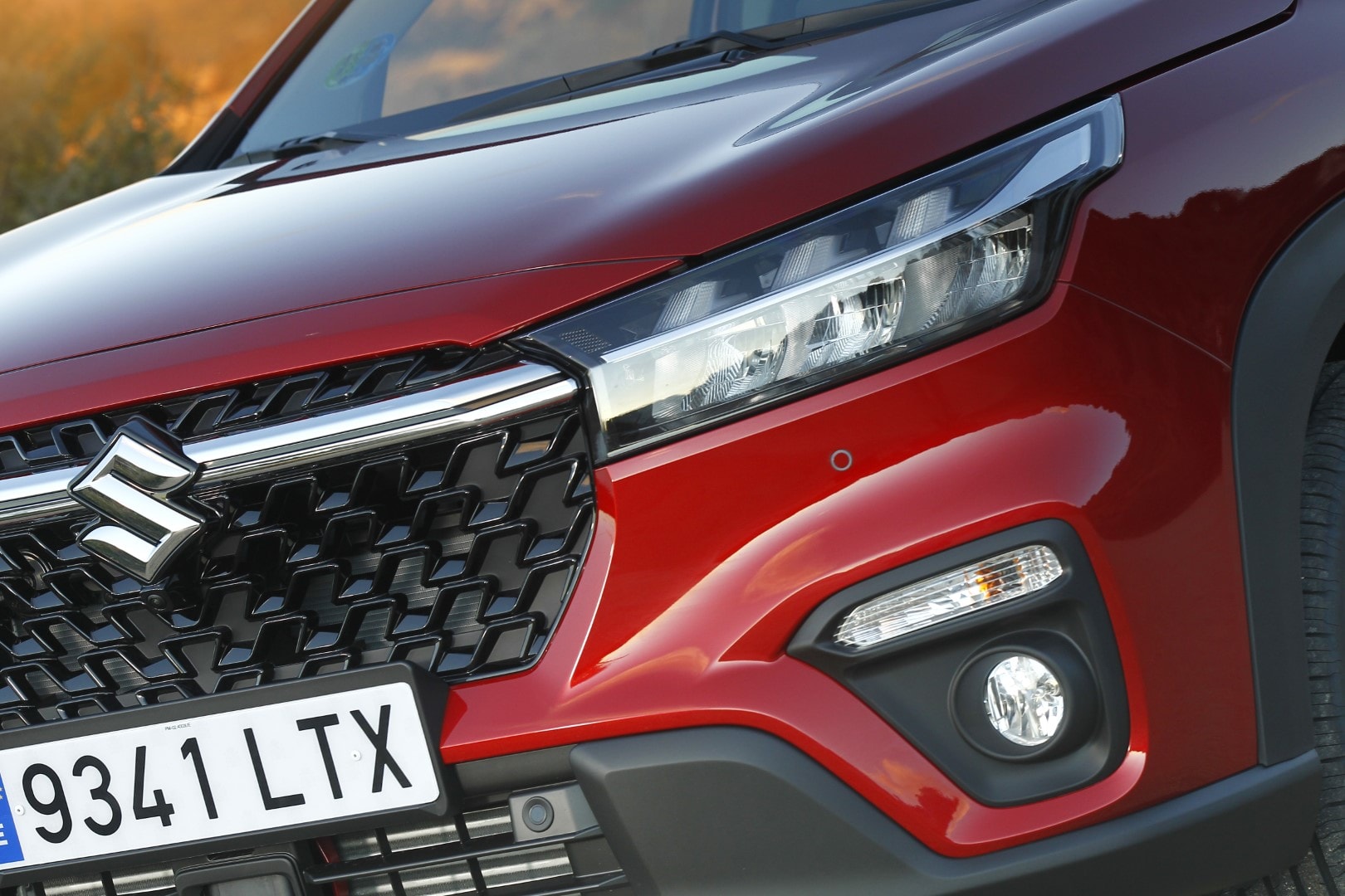 Detalle de los faros delanteros del S-Cross, resaltando su tecnología LED.