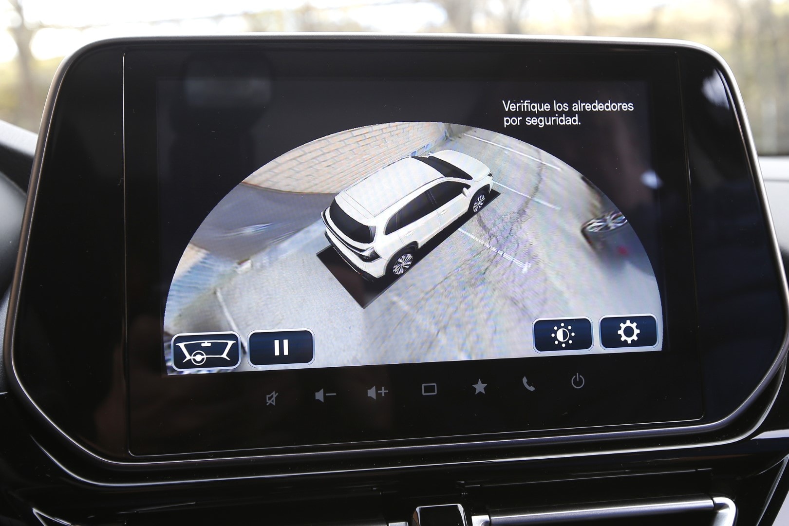 Pantalla del sistema multimedia y de asistencia al conductor en un Suzuki S-Cross.