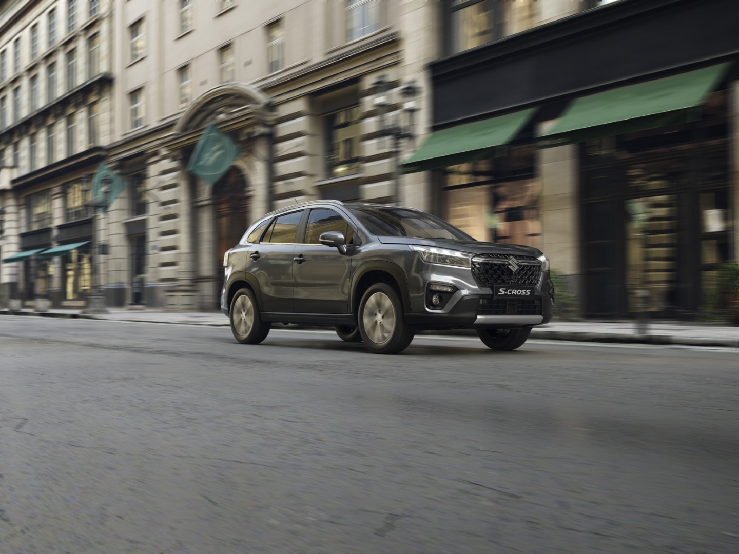 El Suzuki S-Cross en su ambiente natural urbano, transmitiendo sensación de movimiento.