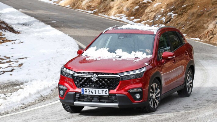 Vista dinámica del Suzuki S-Cross mostrando su frontal y lateral.