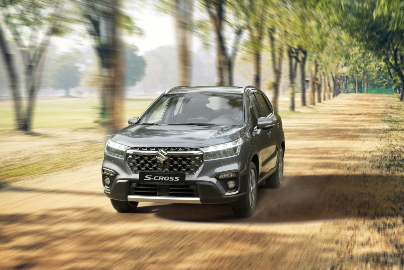 Vista dinámica del Suzuki S-Cross navegando la ciudad.