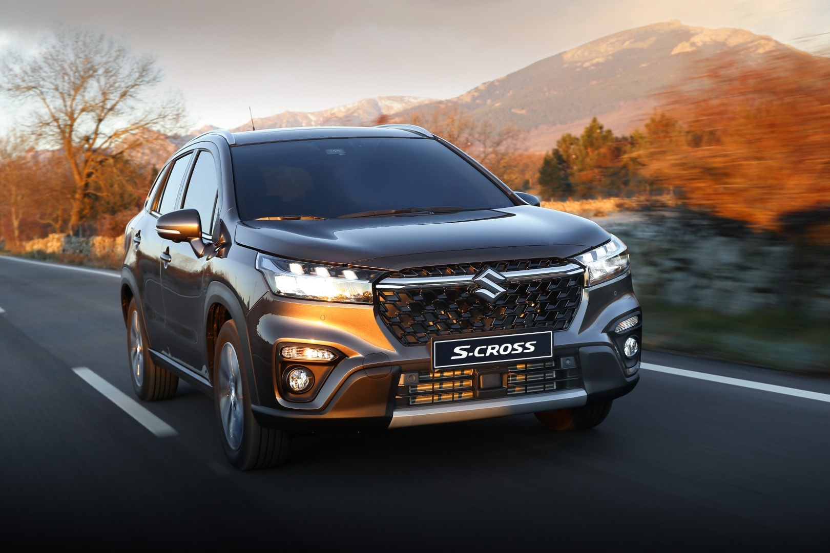 Vista frontal del Suzuki S-Cross mostrando su parrilla distintiva.