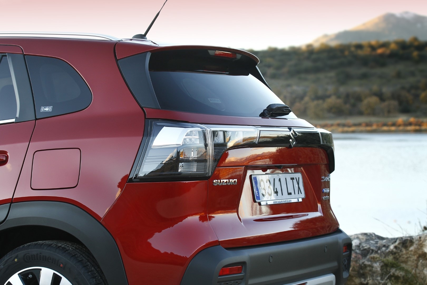 Detalle de la parte trasera del Suzuki S-Cross destacando sus luces y diseño.