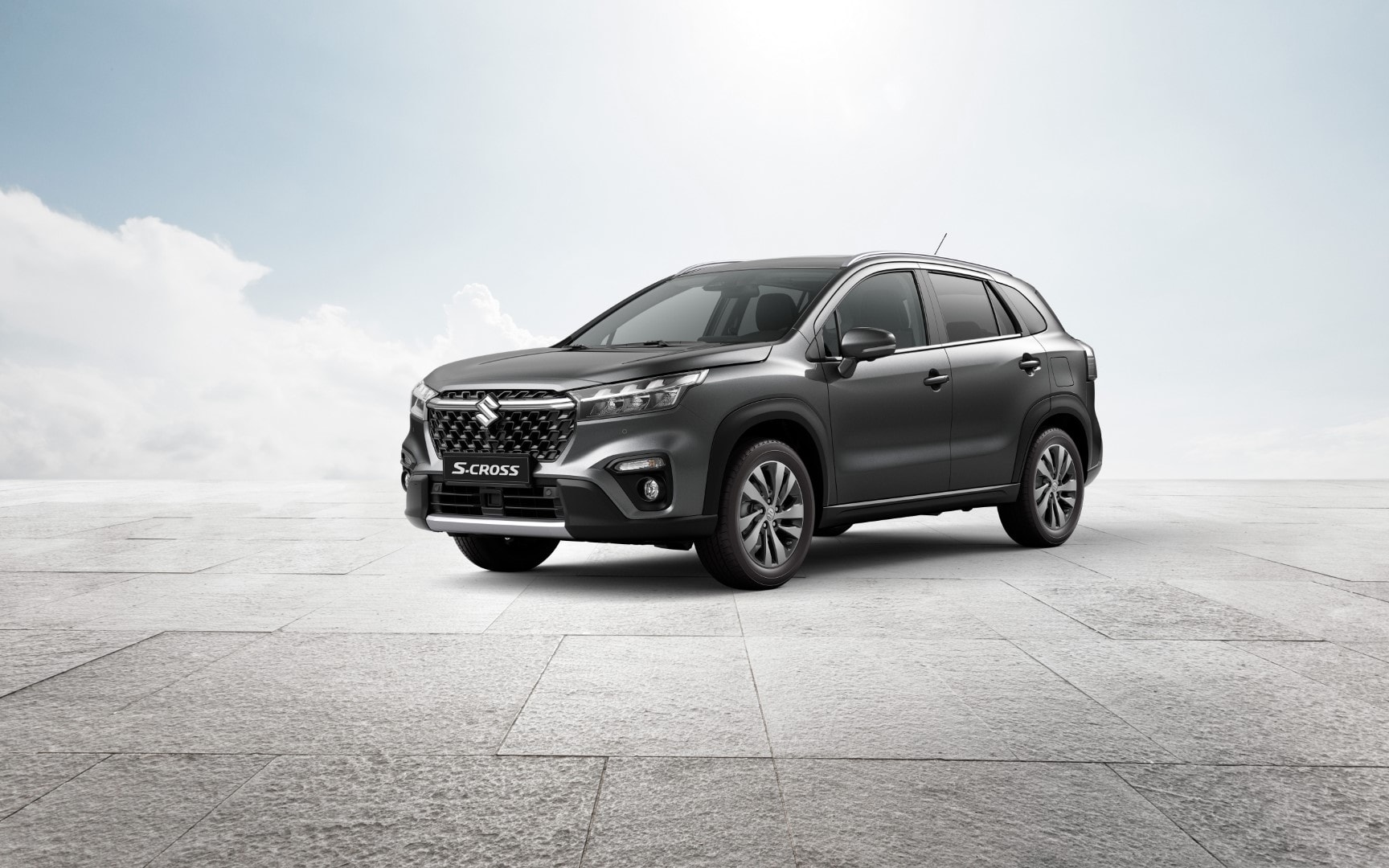 Imagen frontal del Suzuki S-Cross en un escenario urbano, resaltando su frente cromado.