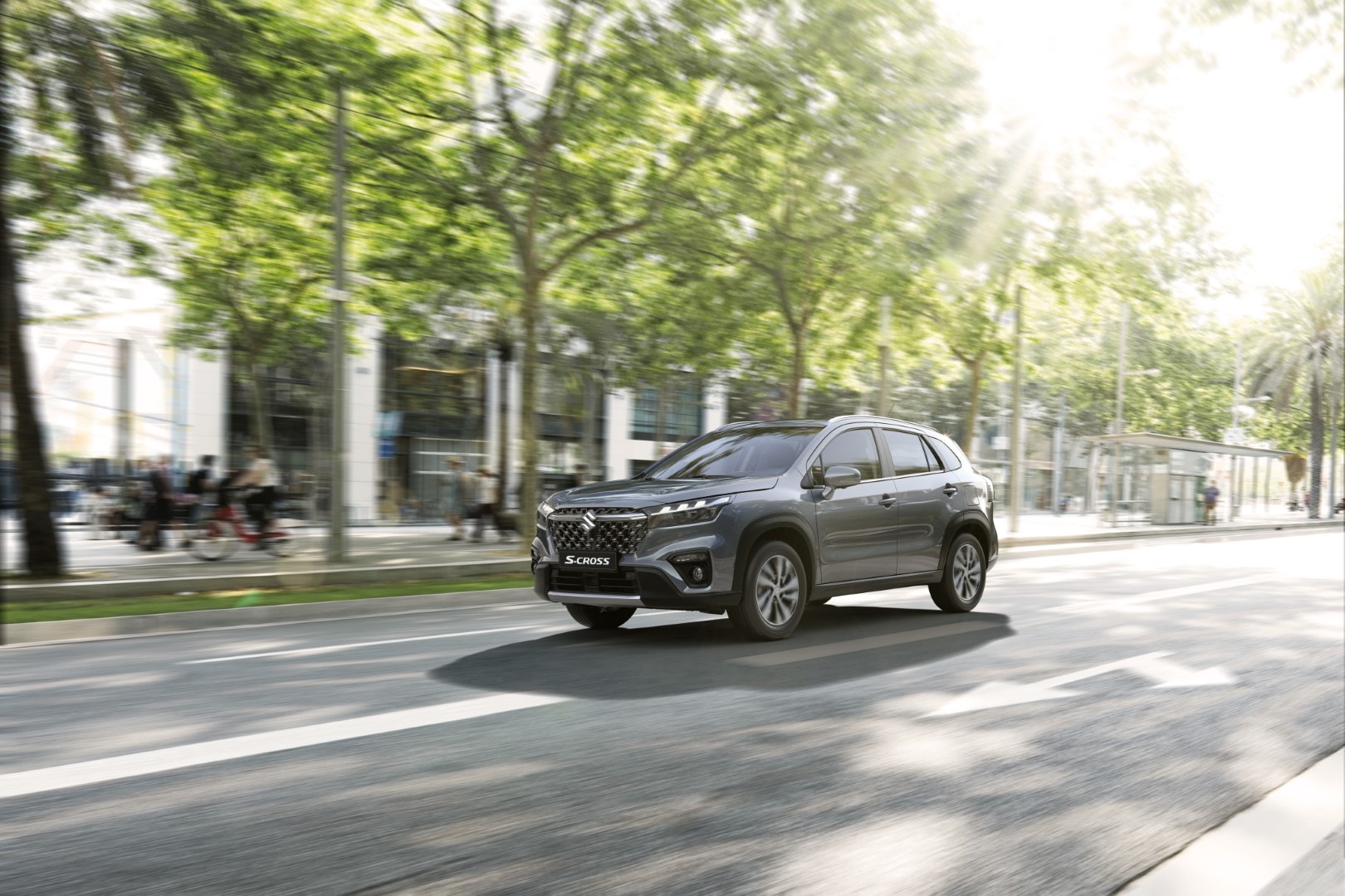 S-Cross en movimiento mostrando su línea lateral y diseño urbano.