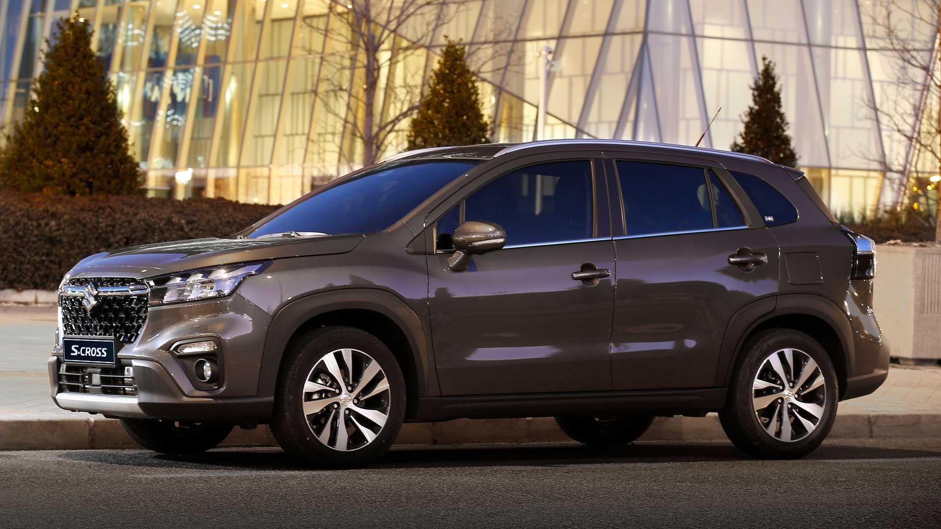 Perfil del Suzuki S-Cross en un entorno urbano, mostrando su diseño lateral.